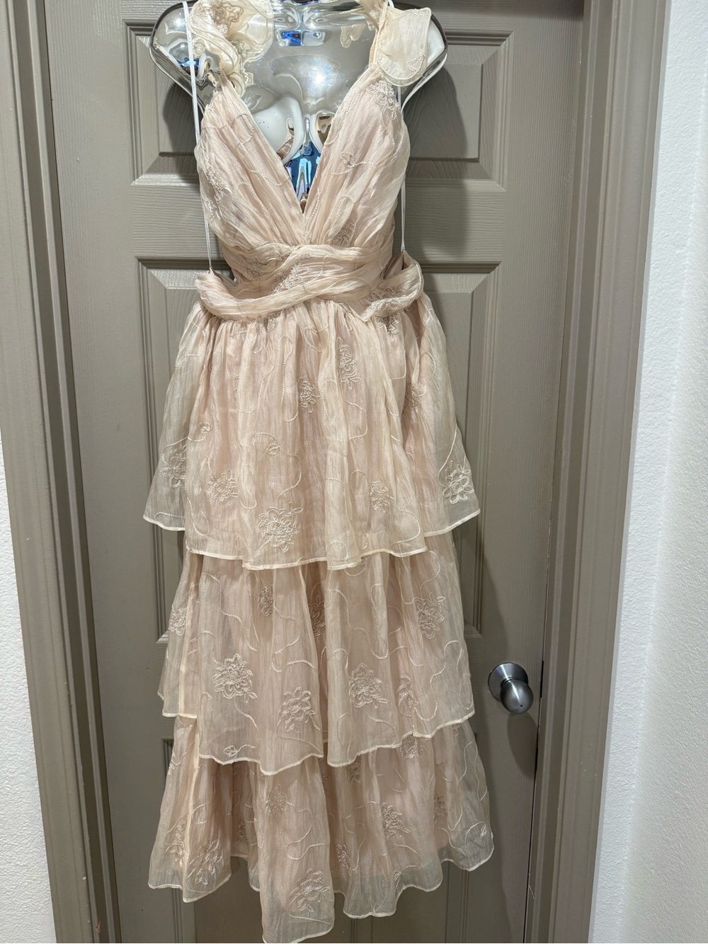 NEW WITH TAGS Lulu's Cream Tiered Midi Dress